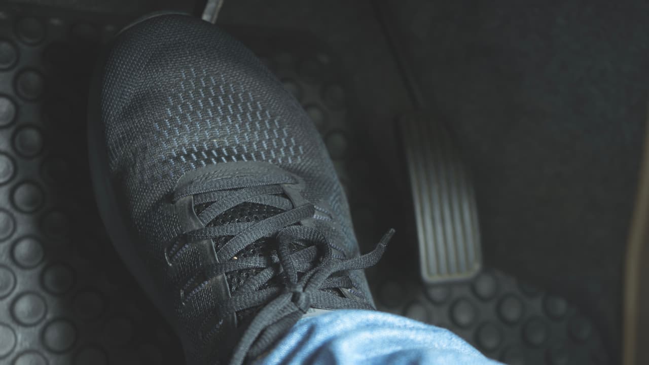 <b>Artritis severa.</b>
<br>
<br>Esta condición causa dificultad de movimiento, inflamación y dolor y es muy común en las personas mayores. La artritis puede dificultar pasos tan simples como entrar y salir del automóvil o abrocharse el cinturón de seguridad, pero hace mucho más difíciles aún funciones vitales para la conducción segura como el uso del volante y los pedales o el movimiento del cuerpo para alcanzar a ver vehículos en los puntos ciegos del vehículo.