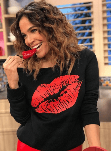 Karla tampoco se quedó atrás. Aunque esta vez sus besos resultaron un poco picantes.