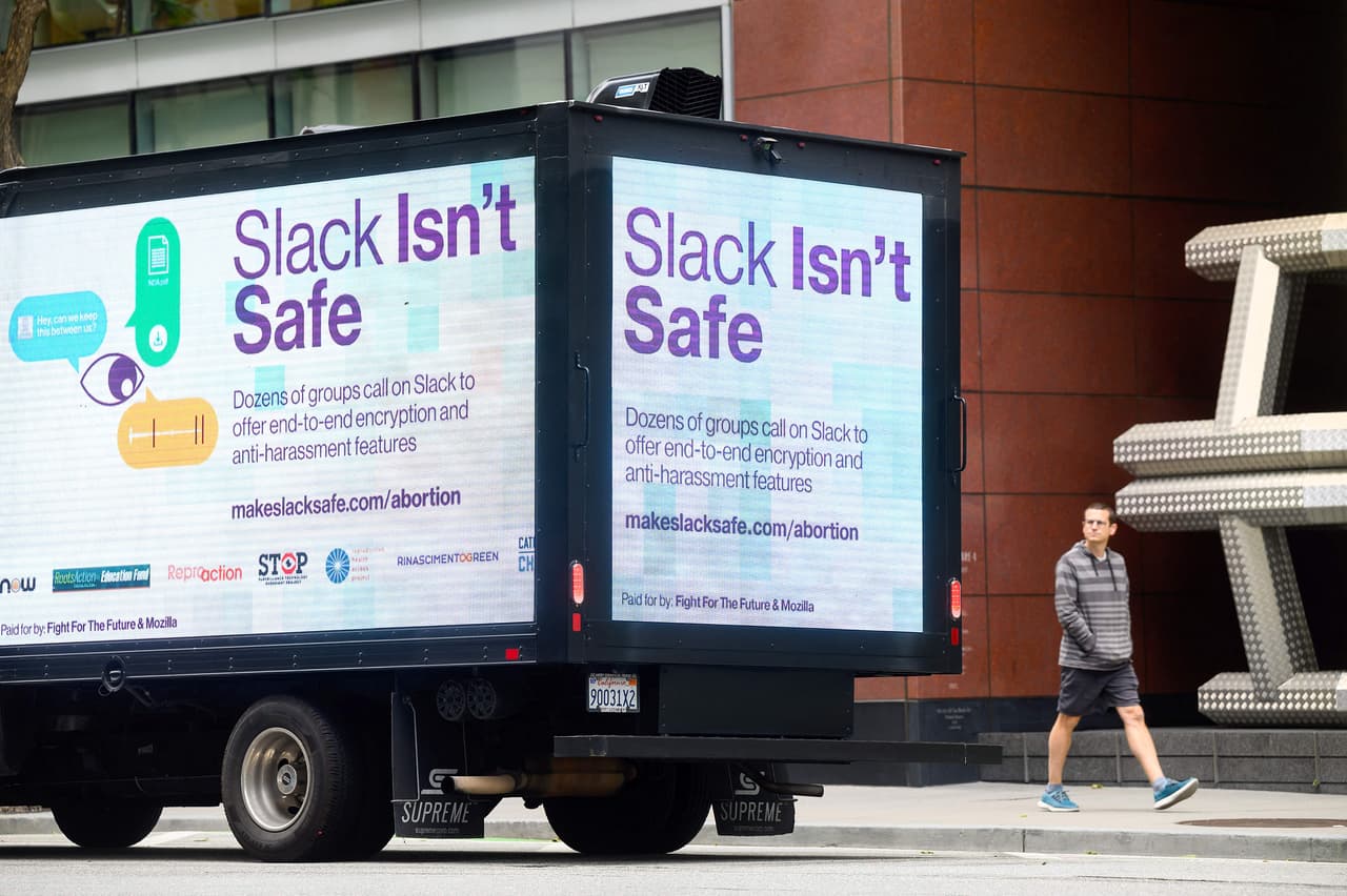 Indicó que la empresa ya cifra los datos de los clientes y que no los comparte con agencias gubernamentales salvo que haya una obligación legal.
<br>