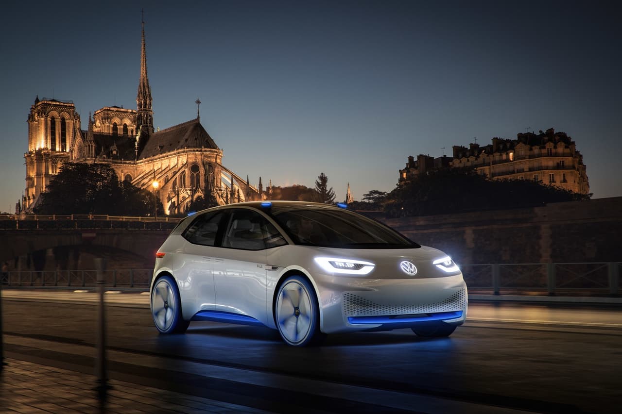 Volkswagen presentó finalmente en el Auto Show de Paris a su esperado compacto eléctrico. El Volkswagen I.D. prevé al primer compacto eléctrico que el fabricante alemán construirá basado en su nueva plataforma para autos eléctricos e híbridos MEB que también sirvió como fundación al exitoso
<a href="http://www.univision.com/noticias/volkswagen/ces-2016-volkswagen-budd-e-concept" target="_blank"><b>concepto BUDD-e</b></a> cuya versión de producción también se espera que se haga realidad en la próxima década.