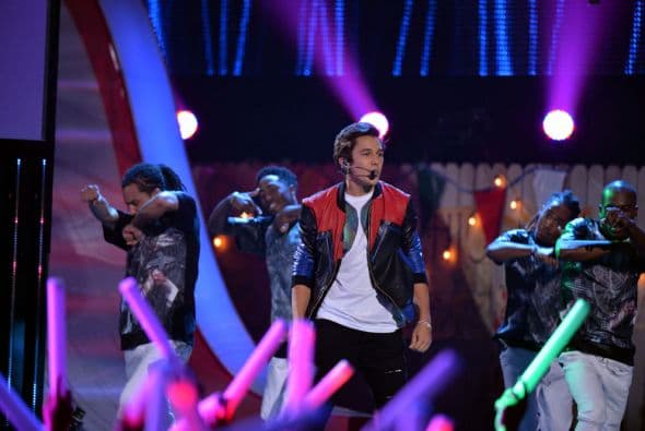 Además, el cantante estuvo acompañado por Austin Mahone, con quien cantó "MMM Yeah".