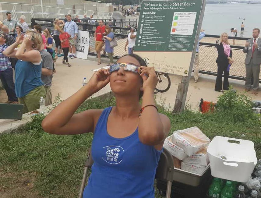 Cerca del Lago Michigan había gente que incluso vio el eclipse desde el agua.