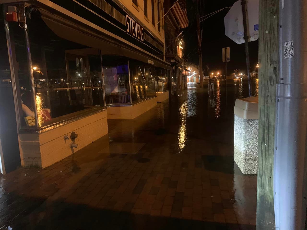 Autoridades instaron a la población a evitar las calles, en la medida de lo posible.