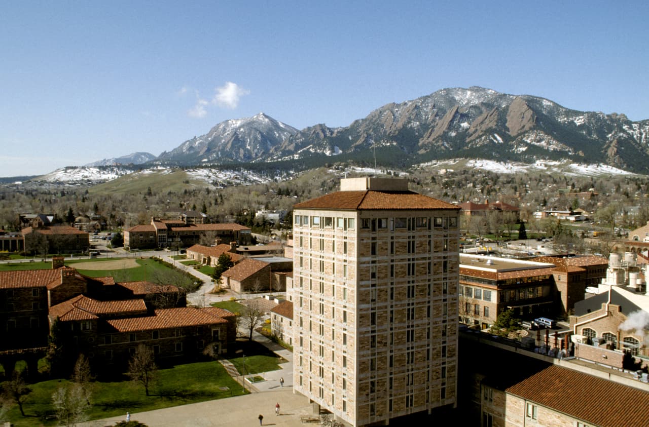 <b>Colorado: </b>Desde 2013 se le permite a los estudiantes que no tienen estatus migratorio pero que cumplen con algunos requisitos como haber estudiado durante los últimos tres años en una preparatoria pública o privada del estado, inscribirse en instituciones de educación superior con tarifas de residentes. Pero desde este año, los beneficios para estos estudiantes se han ampliado porque pueden recibir ayuda financiera del estado.