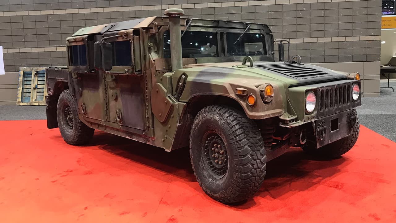 <h3 class="cms-h3-H3">High Mobility Multipurpose Wheeled Vehicle (HMMWV) también conocido como Humvee</h3>
<br>
<br>Arrimado en una oscura esquina lejos de las brillantes y coloridas exhibiciones nos encontramos con este Humvee militar blindado. Nadie nos pudo explicar qué hacía allí pero le agradecemos su servicio.