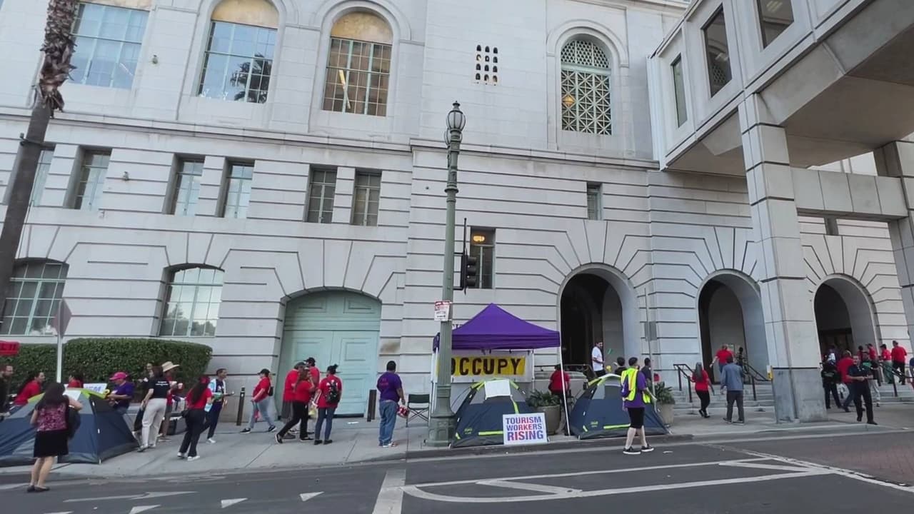 Trabajadores del sector turístico protestan exigiendo mejores salarios en Los Ángeles
