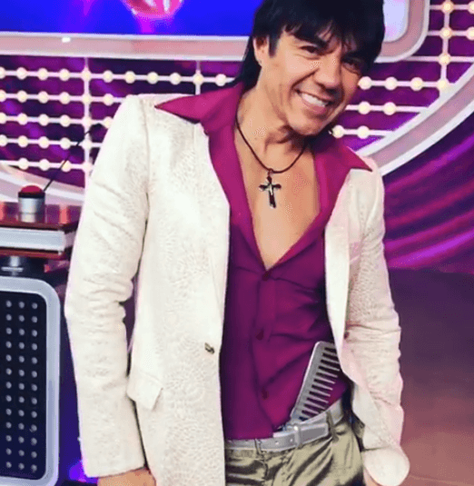 Si lo que quieres es lucir como todo un galán y asustar a los pretendientes de tu chica, lo mejor es que te conviertas en 'El Vitor' por una noche. Sólo debes de llevar tus mejores prendas, peinarte como él y usar como accesorios una cruz en el cuello y un peine en la cintura.