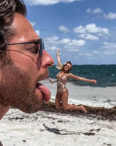 “Cuando digo que @angeliqueboyer es muy dulce... ¡Sé por qué lo digo! #Sabrosura #TeAmoMicielo”, fue con esta frase que Sebastián Rulli acompañó esta divertida fotografía donde parece que casi se come a su novia.