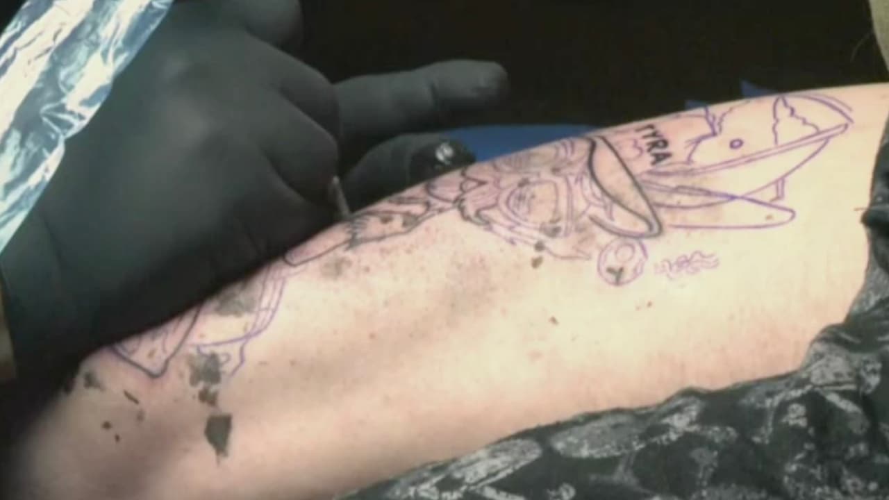 La gente puede hacer búsquedas en internet para investigar el significado de los tatuajes y que no les afecten en trámites migratorios futuros.