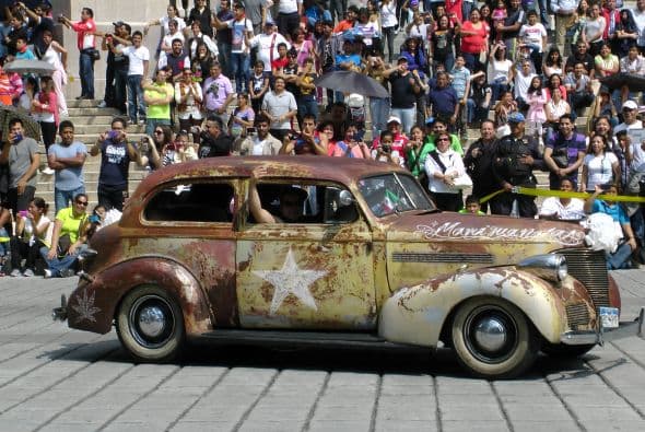 Casi dos mil vehículos clásicos desfilaron por las calles de la Ciudad de México para romper el Récord Guinness de más autos de este tipo en movimiento. Transitaron mil 721 autos, lo que superó la marca de Holanda, cuyo récord era de 948 vehículos. De acuerdo con las autoridades, el paso de estos autos clásicos fue visto por 250 mil asistentes. Circularon autos Datsun 1300, Jaguares, MG 59, Chevrolet apache, Alfa Romeo, Mercury, Porche, entre otros, que atrajeron la atención de capitalinos y visitantes. El paso de los vehículos fue interrumpido por el calentamiento de algunos que se quedaron en el camino y provocaron “cuellos de botella”; sin embargo, los organizadores confiaron en que los vehículos llegarían a la meta.
