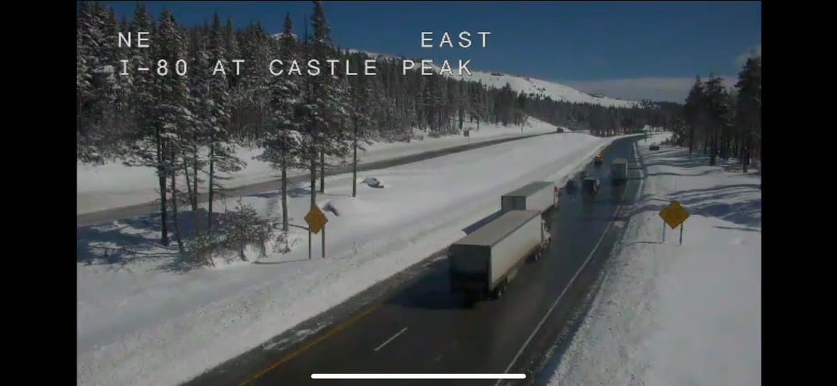 Los servicios de transporte pesado se mantiene en la autopista 80 en Castle Peck. Por ello funcionarios de Caltrans y la patrulla de caminos de mantienen vigilantes del cumplimiento de las leyes de velocidad y mantenimiento de carreteras.