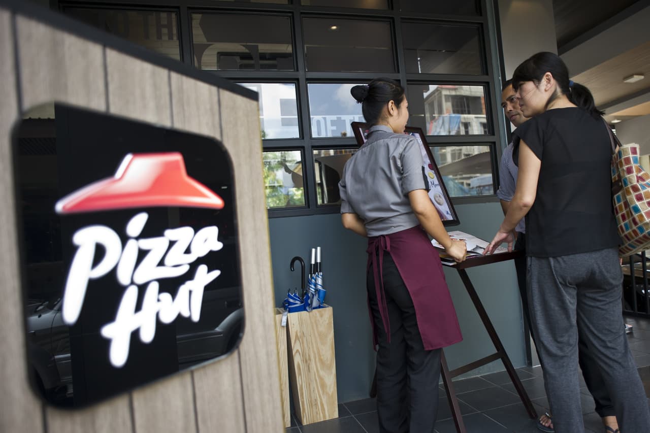 En julio de este año,
<b>la empresa franquicia que opera 1200 restaurantes Pizza Hut y 400 Wendy's se acogió a la misma ley </b>que protege sus bienes y reestructura la compañía bajo los ojos de los tribunales.