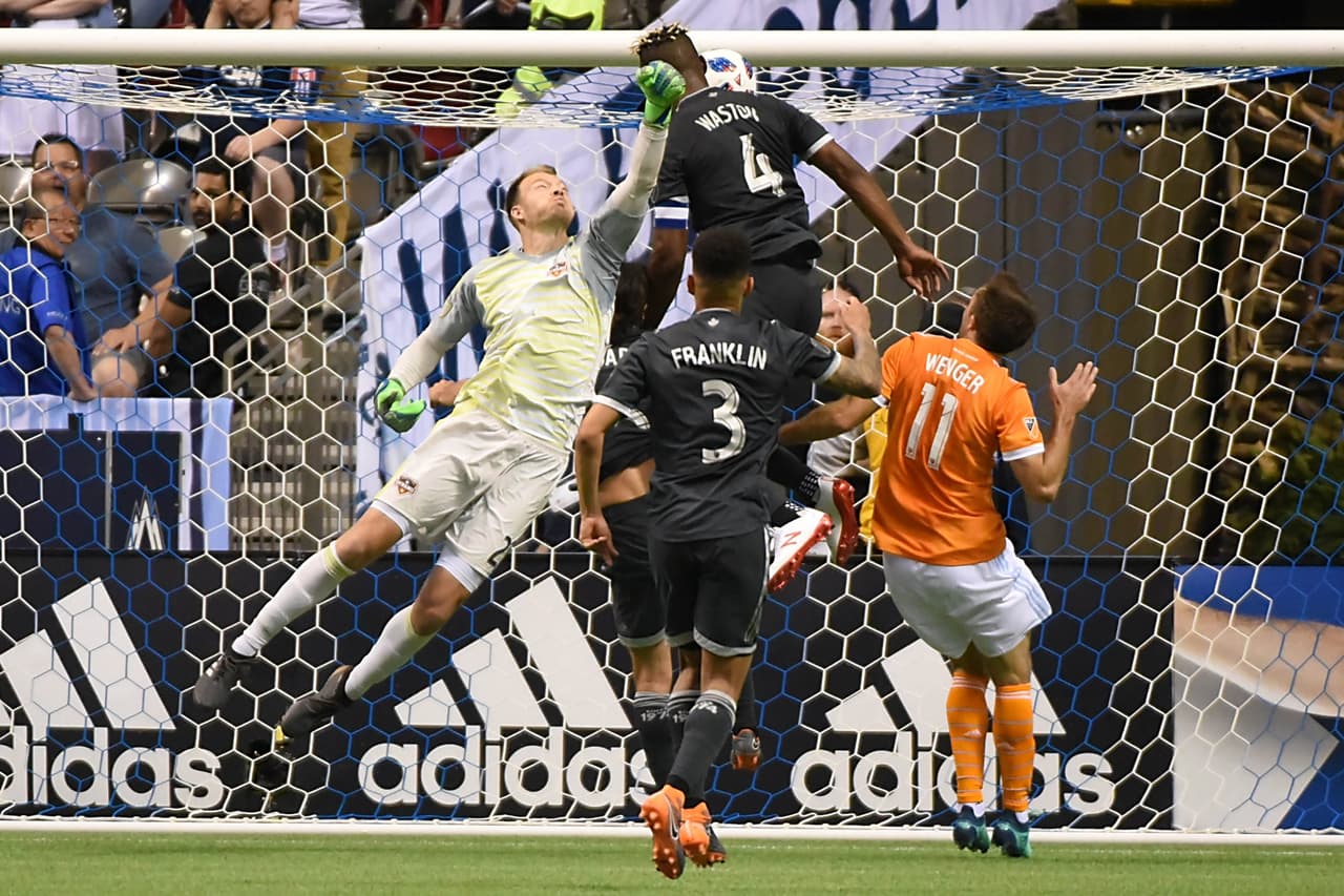Las habilidades de delantero de Kendall Waston rescatan el empate para Vancouver ante Houston