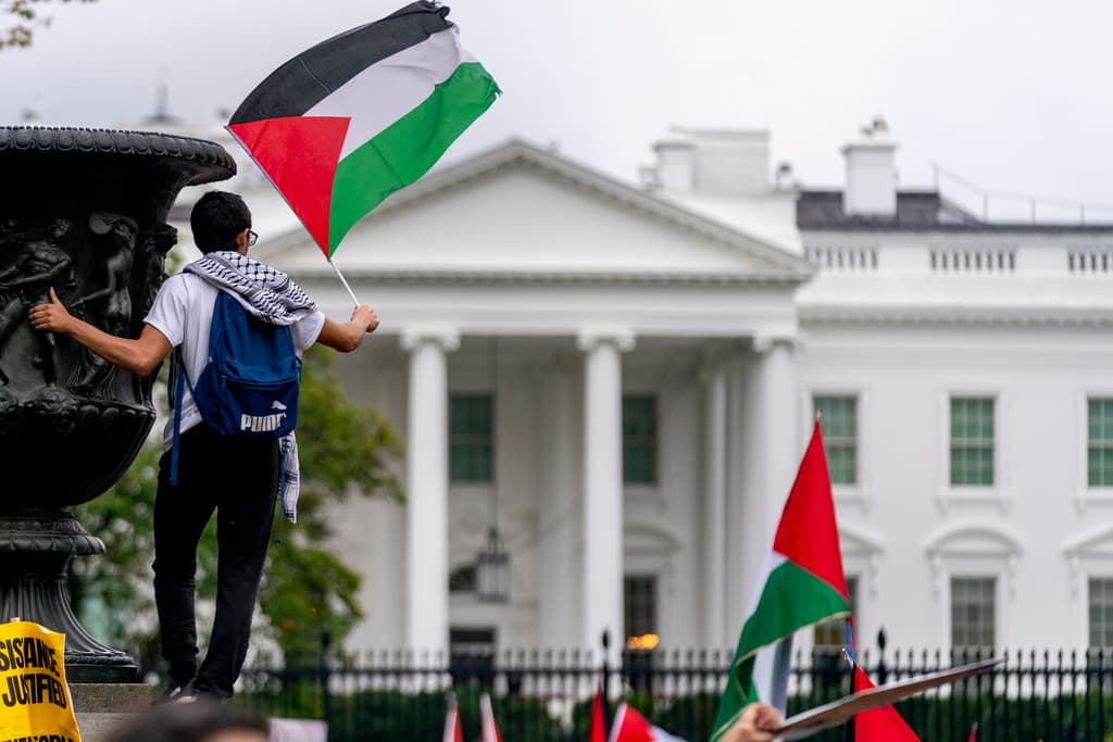 Un hombre ondea una bandera durante una manifestación pro-palestina en Lafayette Square frente a la Casa Blanca en Washington.