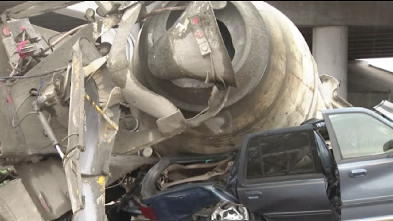 El camión se salió de la carretera y cayó encima de una camioneta Ford Expedition donde viajaba una familia: una mujer, de 54 años, otra de 22 años y dos hermanos gemelos.