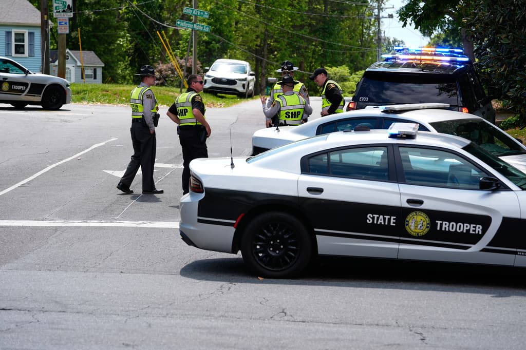 Policías acudieron a las inmediaciones del parque Leinbach en la ciudad de Winston-Salem, Carolina del Norte