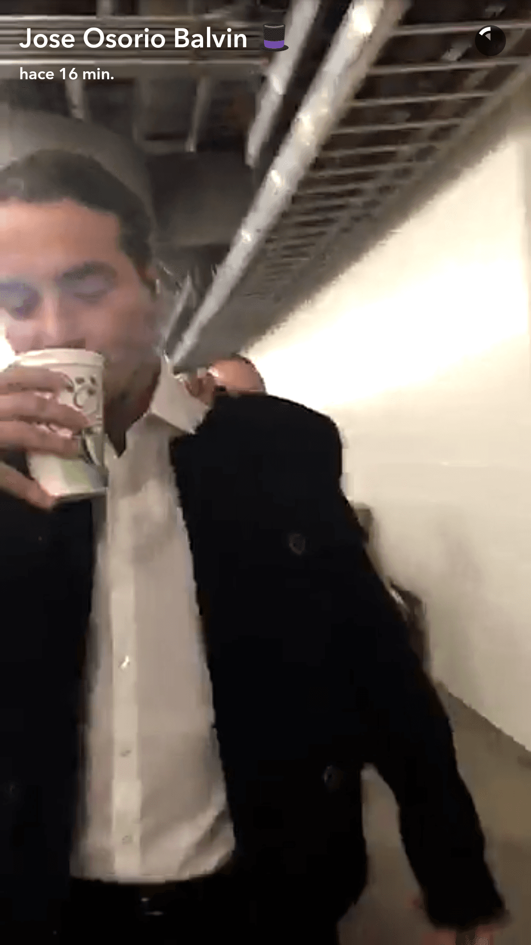 J Balvin con su café siempre a la mano.