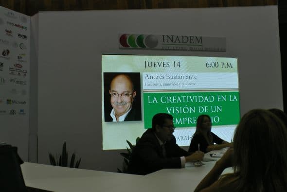 Una de las conferencias con mayor asistencia fue la que dio el humorista y productor mexicano Andrés Bustamante.