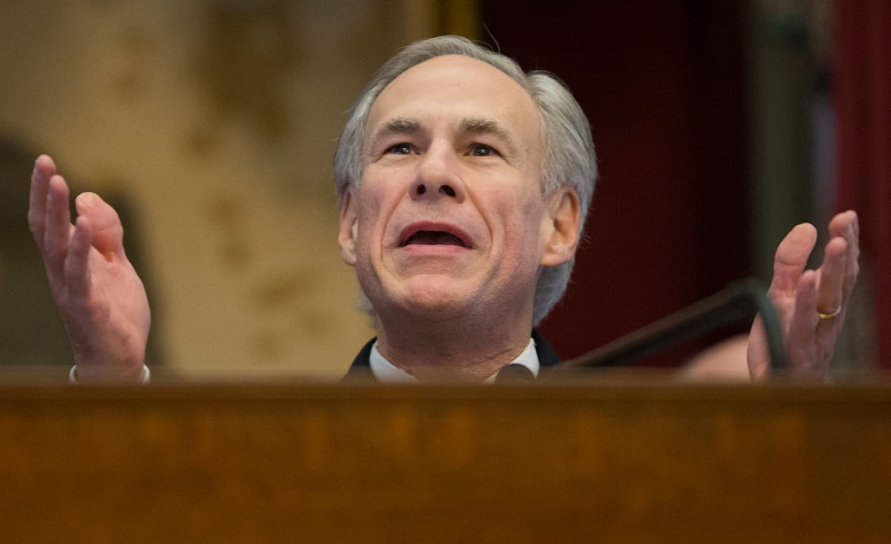 <b>Greg Abbott. </b>El gobernador de Texas ha sido uno de los principales defensores de la propuesta de ley SB4, a la cual convirtió en una prioridad. “La acción de hoy ayuda a asegurar que los sheriffs y funcionarios de todo Texas cumplan con las leyes federales de inmigración… las cuales mantienen fuera de nuestras calles a criminales peligrosos", afirmó luego de que la medida fuera aprobada en el Senado.