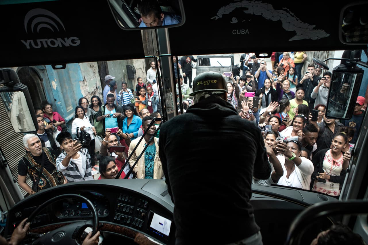 En el videoclip podrás ver cómo el cantante español logró paralizar La Habana por al menos tres días que duró la filmación.