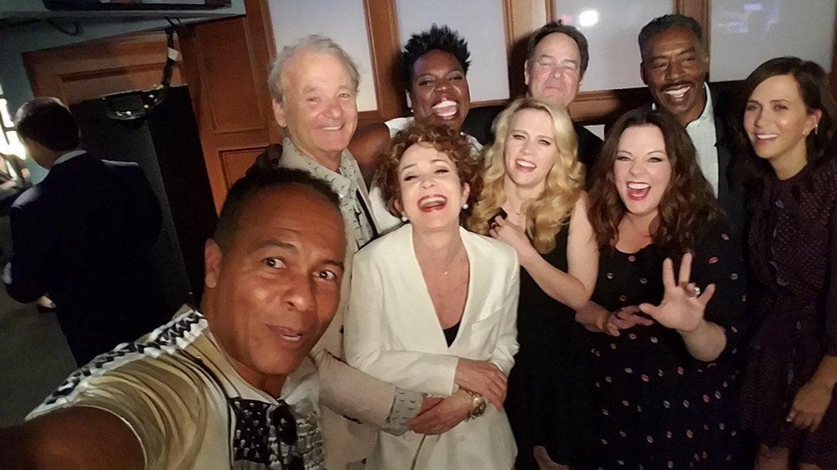 El elenco original, compuesto por Bill Murray, Dan Aykroyd, Ernie Hudson, con las actrices del remake, Melissa McCarthy, Kristen Wiig, Kate McKinnon y Leslie Jones.