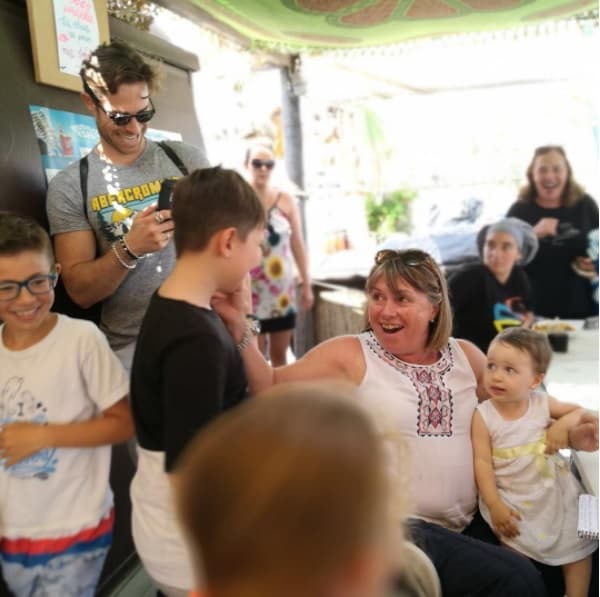 Incrédula acariciaba el rostro de Santi como para asegurarse de que no se trataba de una ilusión óptica.