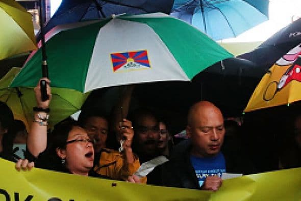 Los hongkoneses reclaman en particular un sufragio universal sin cortapisas, y rechazan que en las elecciones de 2017 Pekín mantenga el control sobre los candidatos a jefe del gobierno local.