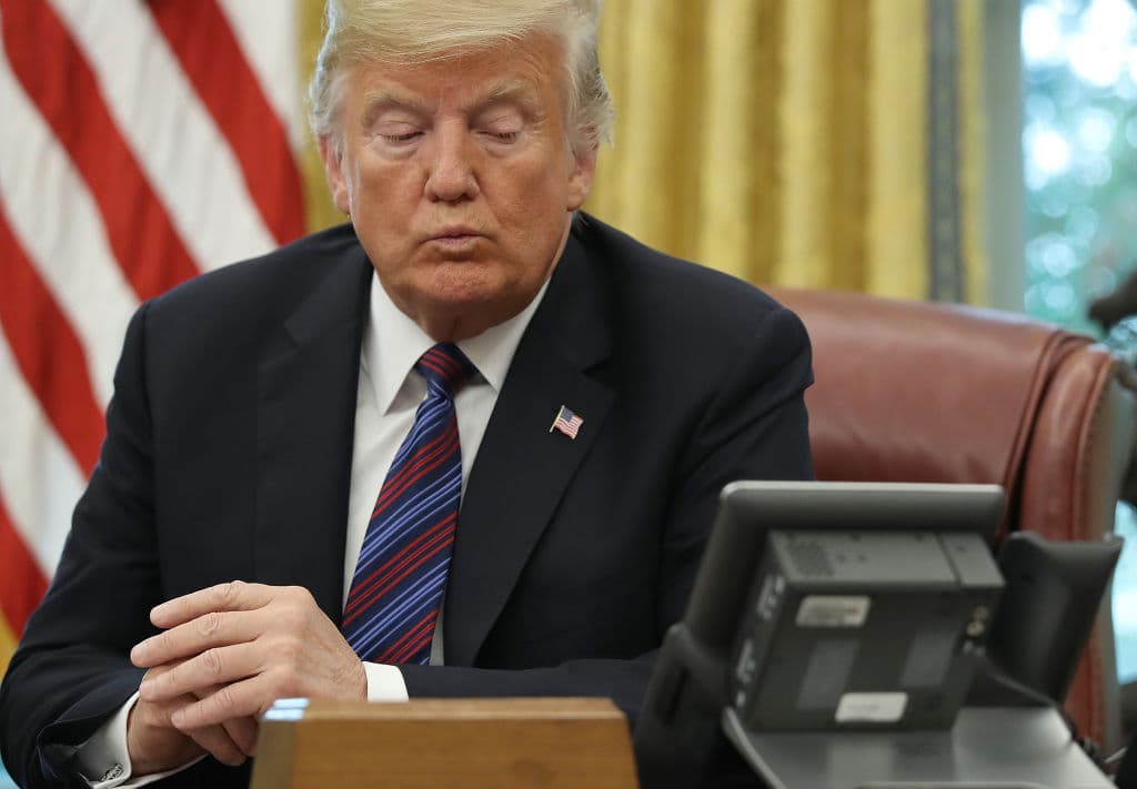 Los datos de la Casa Blanca del día del ataque al Capitolio
<b> muestran un hueco en los registros telefónicos de Trump, </b>justo mientras la sede del Congreso era atacada, indica un reporte. Los investigadores tratan de ver
<b> si Trump usó teléfonos de otras personas con el fin de no dejar rastros.</b>