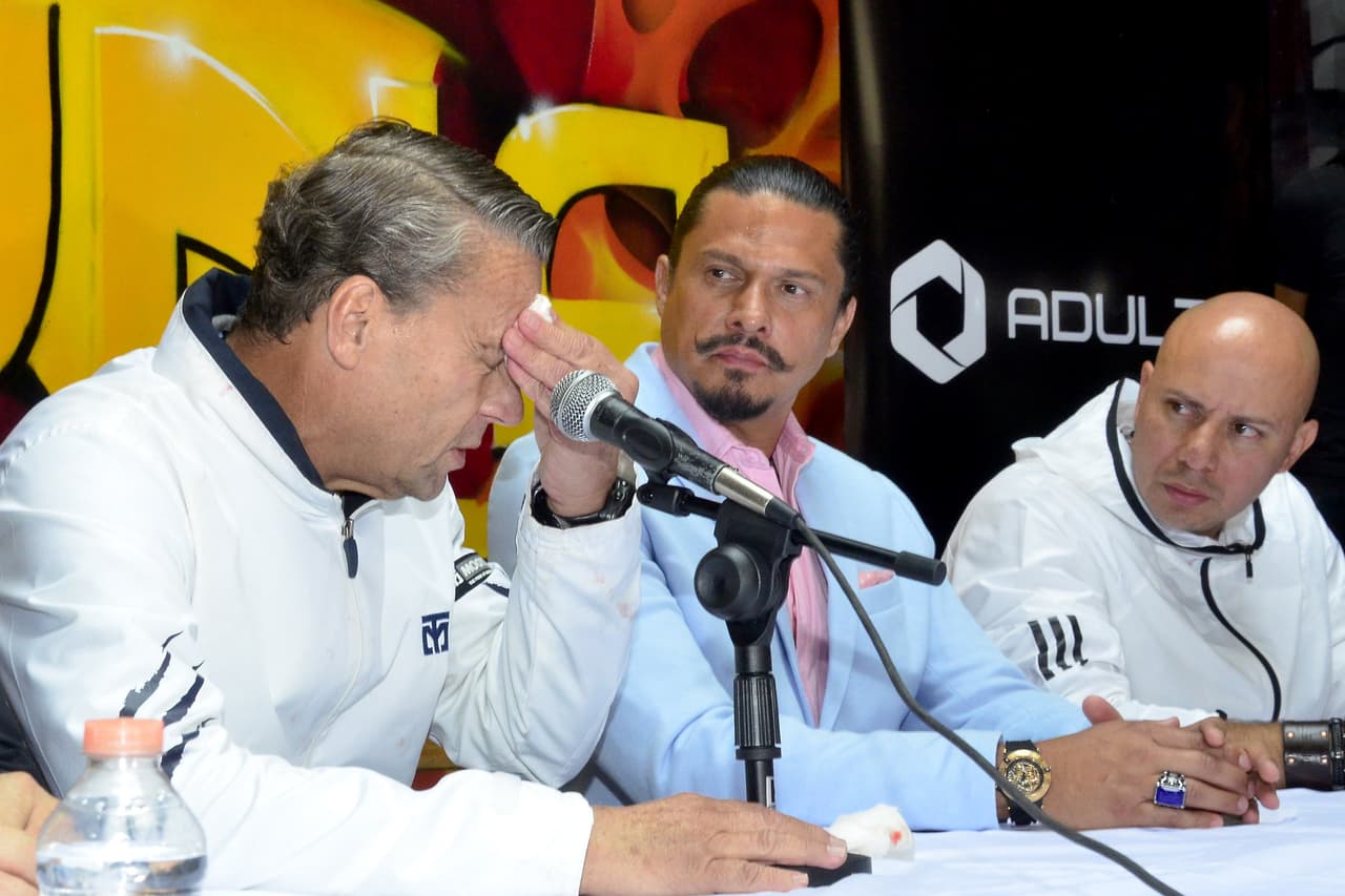 A pesar de que ya todo estaba listo para el combate, este tuvo que ser pospuesto después de que el escritor del libro ‘Cañitas’ le arrojara una botella en el rostro a su contrincante durante una conferencia de prensa.