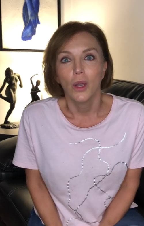 Aseguró que "no recordaba" si en algún momento asistió a un concierto de ella y mucho menos si le había gritado improperios: "
<b><a href="https://www.univision.com/famosos/laura-flores-responde-con-amor-a-las-denuncias-de-alejandra-avalos-con-erika-buenfil-es-otra-la-historia" target="_blank">Yo no lo haría ni con ella ni con nadie</a></b>, porque yo no soy quién para juzgar o burlarme de los demás, mucho menos cuando yo sé lo que es estar arriba de un escenario rompiéndote la cara para hacer bien tu trabajo".
<br>