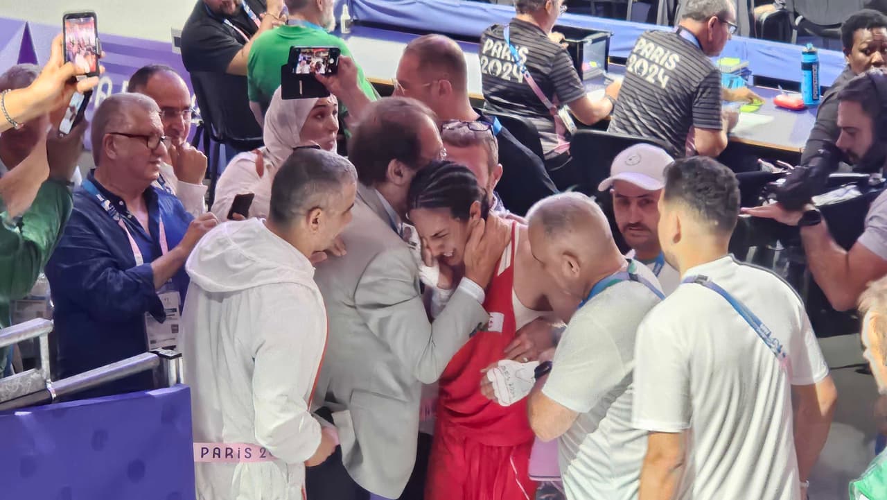 La boxeadora Imane Khelif ganó, sale entre lágrimas y asegura medalla