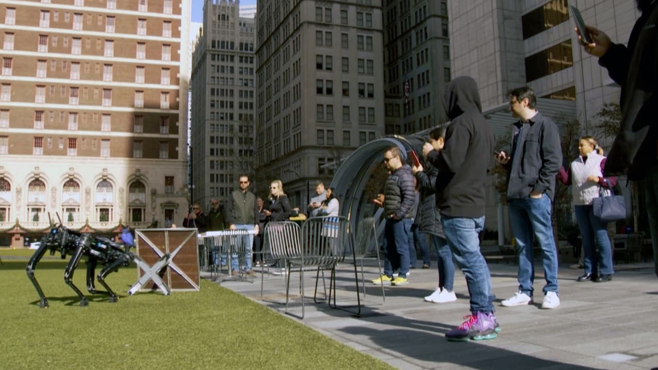 Decenas de personas sorprendidas se acercan para tomarle fotografías al “perro robot” en el centro de Dallas.