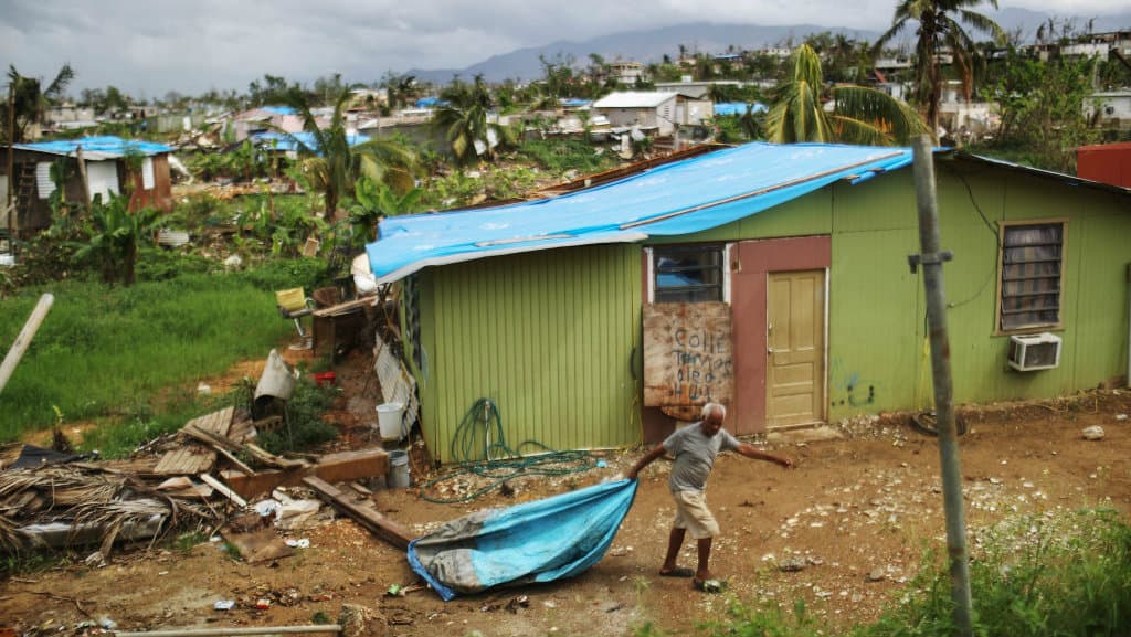 Vivienda con un toldo en su techo de los entregados por la Agencia Federal para el Manejo de Emergencias.