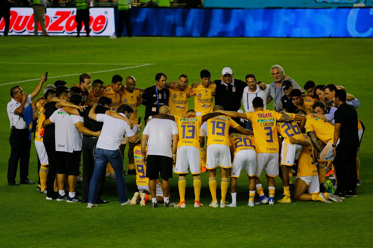 ¡Tigres se proclama Campeón del fútbol mexicano! Los felinos regiomontanos cosecharon su séptimo título de la Liga MX y se cuelan, aunque muchos se sigan negando a aceptarlo, entre los grandes del balompié azteca. Luego de superar en una Final de un solo gol a los Esmeraldas del León, así se dieron los festejos de los Tigres en patio ajeno, imágenes para el recuerdo y que hay que darse un tiempo para echarles un ojo, sobre todo la fiel afición de los felinos regios.
