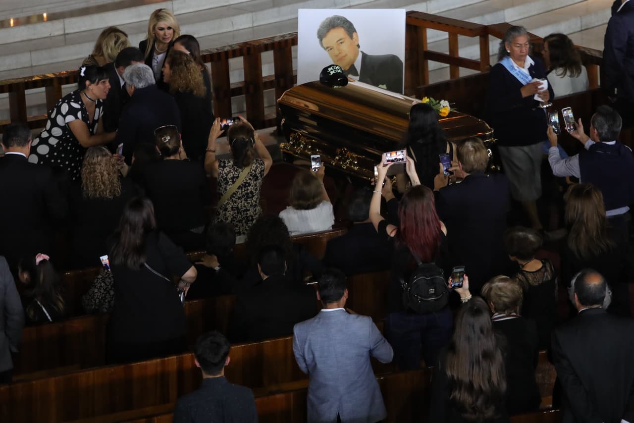 El servicio religioso fue oficiado por el monseñor Guillermo Moreno Bravo. Se estima que lograron entrar 5 mil personas a la Basílica, de acuerdo a Reforma.