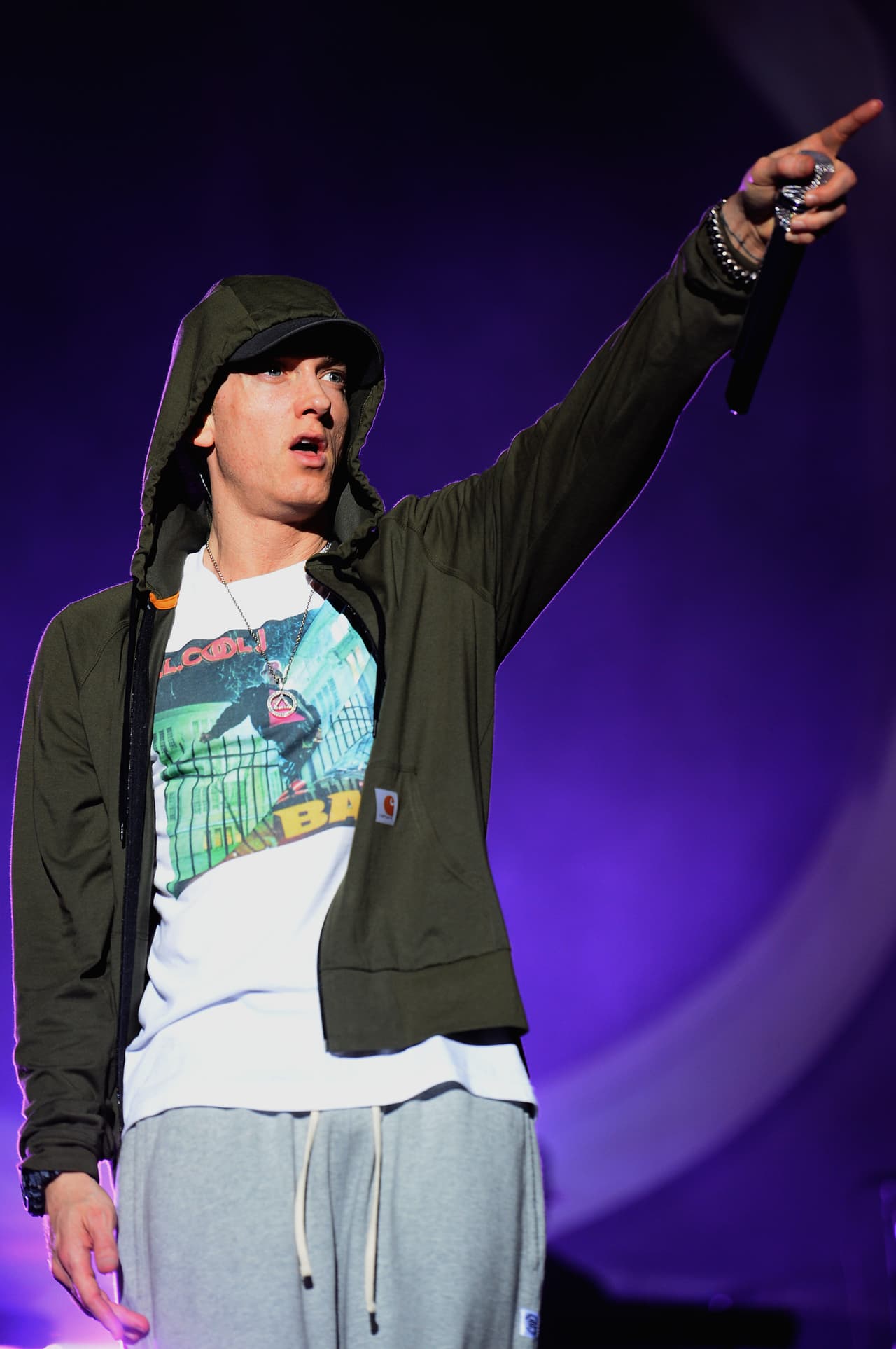Eminem se recuperó y dejó por un tiempo las drogas, pero volvió a recaer. De nuevo se vio al filo de la sobredosis y se asustó tanto que decidió retirarse de los escenarios por cuenta propia hasta lograr su completa rehabilitación.