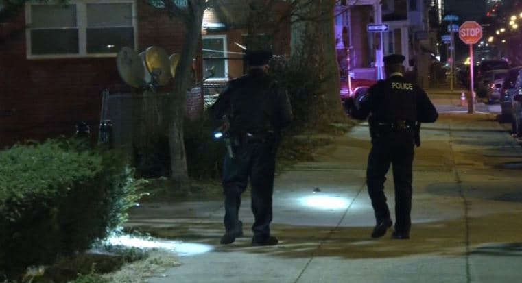 Policía: asesinan a hombre que protegía a su hermana de su novio armado en Filadelfia
