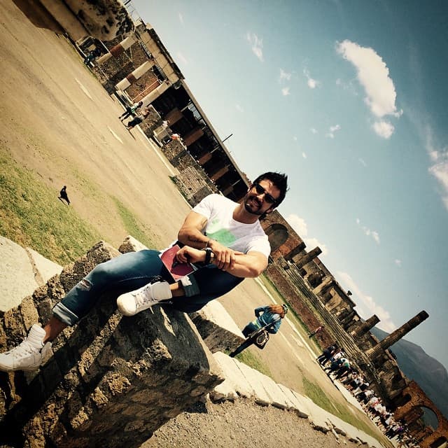 Todas las chicas quisieran comérselo a besos.