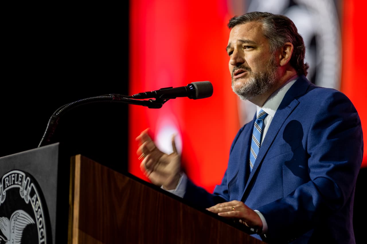 El senador Ted Cruz habla durante la convención anual de la Asociación Nacional del Rifle en el Centro de Convenciones George R. Brown en Houston, el jueves 27 de mayo.