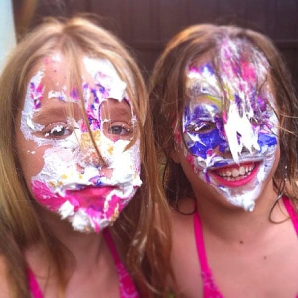 El actor y su entonces esposa, Verónica Rubio, las adoptaron en Rusia en el año 2002 cuando las pequeñas eran unas bebés de un año de edad.