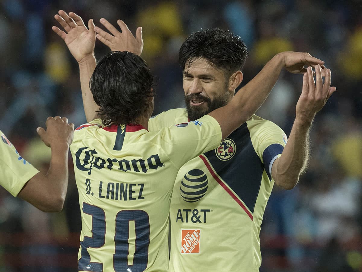 Oribe Peralta (derecha), celebra con Diego Lainez (izquierda) haber vuelto a marcar, lo que no ocurría desde el 3 de marzo en el empate 1-1 contra Chivas en el Estadio Akron.