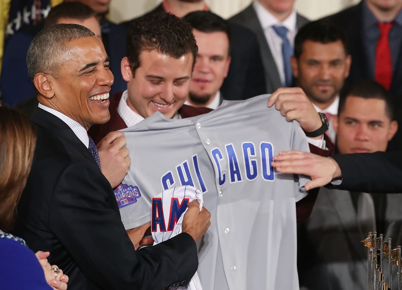 Obama recibe una camiseta de manos de la estrella de los Cubs, Anthony Rizzo.