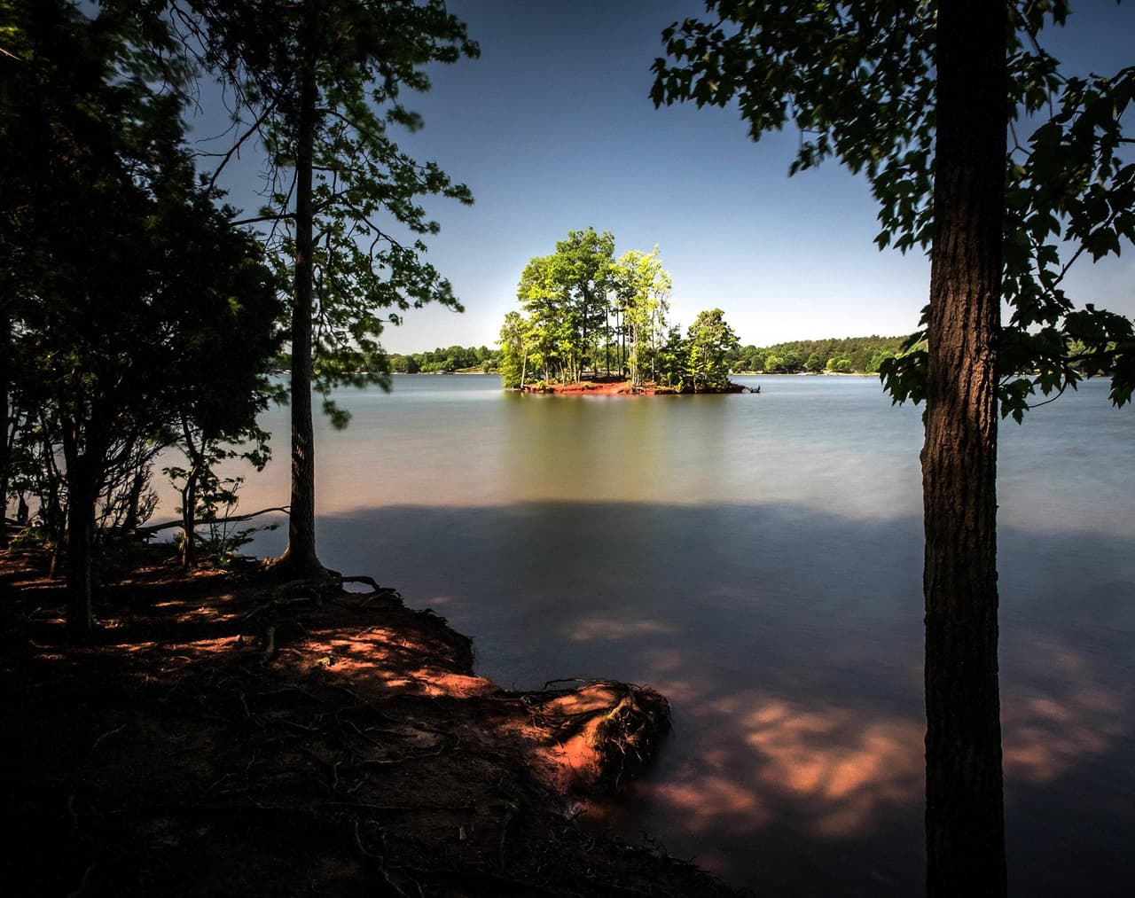 <b><a href="https://www.ncparks.gov/lake-norman-state-park/home" target="_blank">Lake Norman es el lago artificial más grande de Carolina del Norte</a></b> y está en un parque estatal dotado de 
<b>una de las redes de ciclismo de montaña</b> más populares de la región, que ofrece 30.5 millas de senderos de una sola pista.