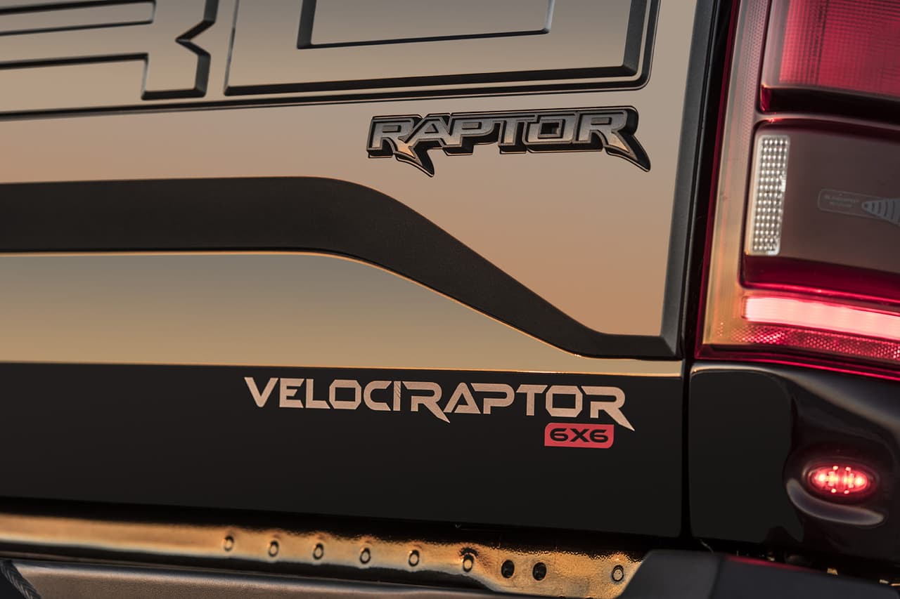 En la carrocería de la Hennessey VelociRaptor 6x6 conserva los emblemas de la Raptor.