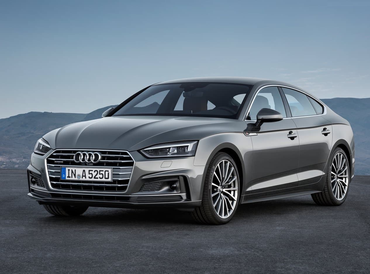 Siguiendo las tradiciones de Audi, el estilo del A5 Sportback 2017 es más evolucionario que revolucionario. La parrilla y los faros son ahora más angulares pero el resto del Audi A5 Sportback 2017 es prácticamente indiferenciable del vehículo que sustituye. El A5 Sportback llegará por primera vez a Estados Unidos después de haber batallado con éxito desde 2010 en los mercados de Europa, Japón, China, Australia, México y Argentina, entre otros.