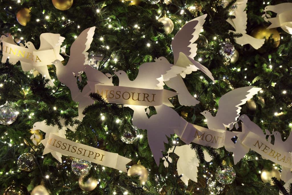 Estos son algunos de los ornamentos en el árbol oficial de Navidad dentro de la Casa Blanca.