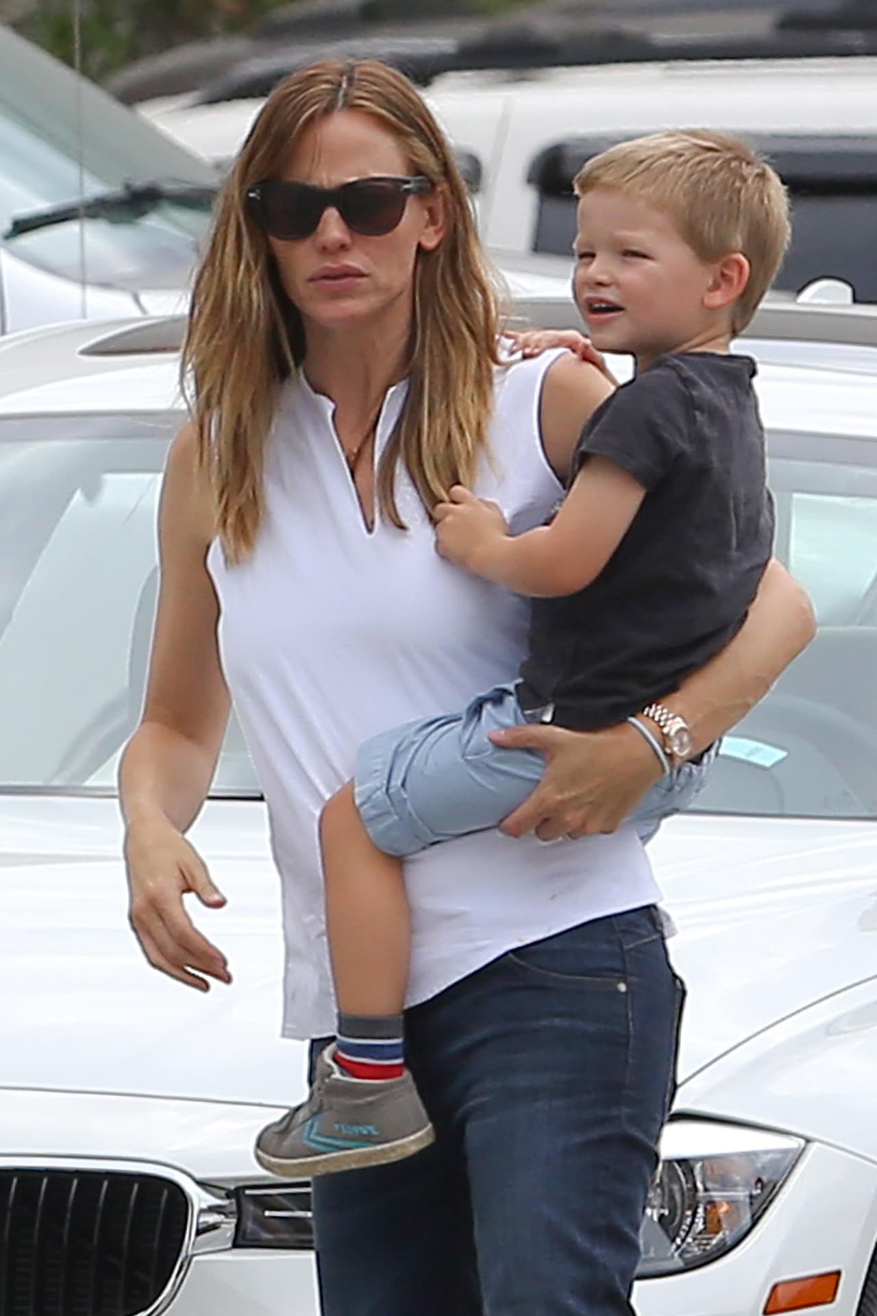 La actriz de cine ha sido captada de lo más relajada junto a sus tres hijos.