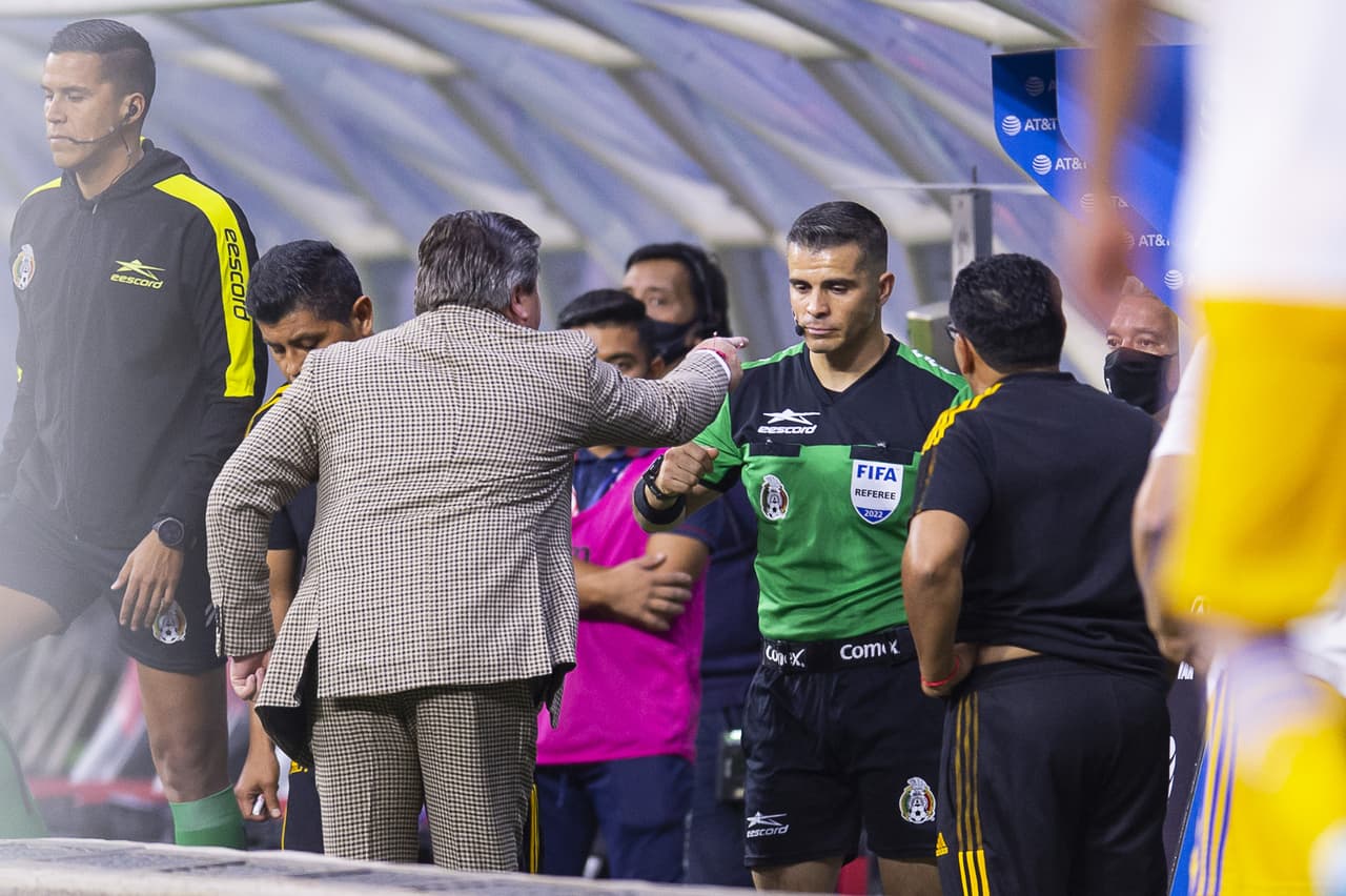 Tigres aprovechó las tímidas intenciones ofensivas de Cruz Azul y se puso en ventaja, la Máquina celeste intentó reaccionar en el segundo tiempo pero no le alcanzó para emparejar y el equipo del Piojo se llevó la ventaja.