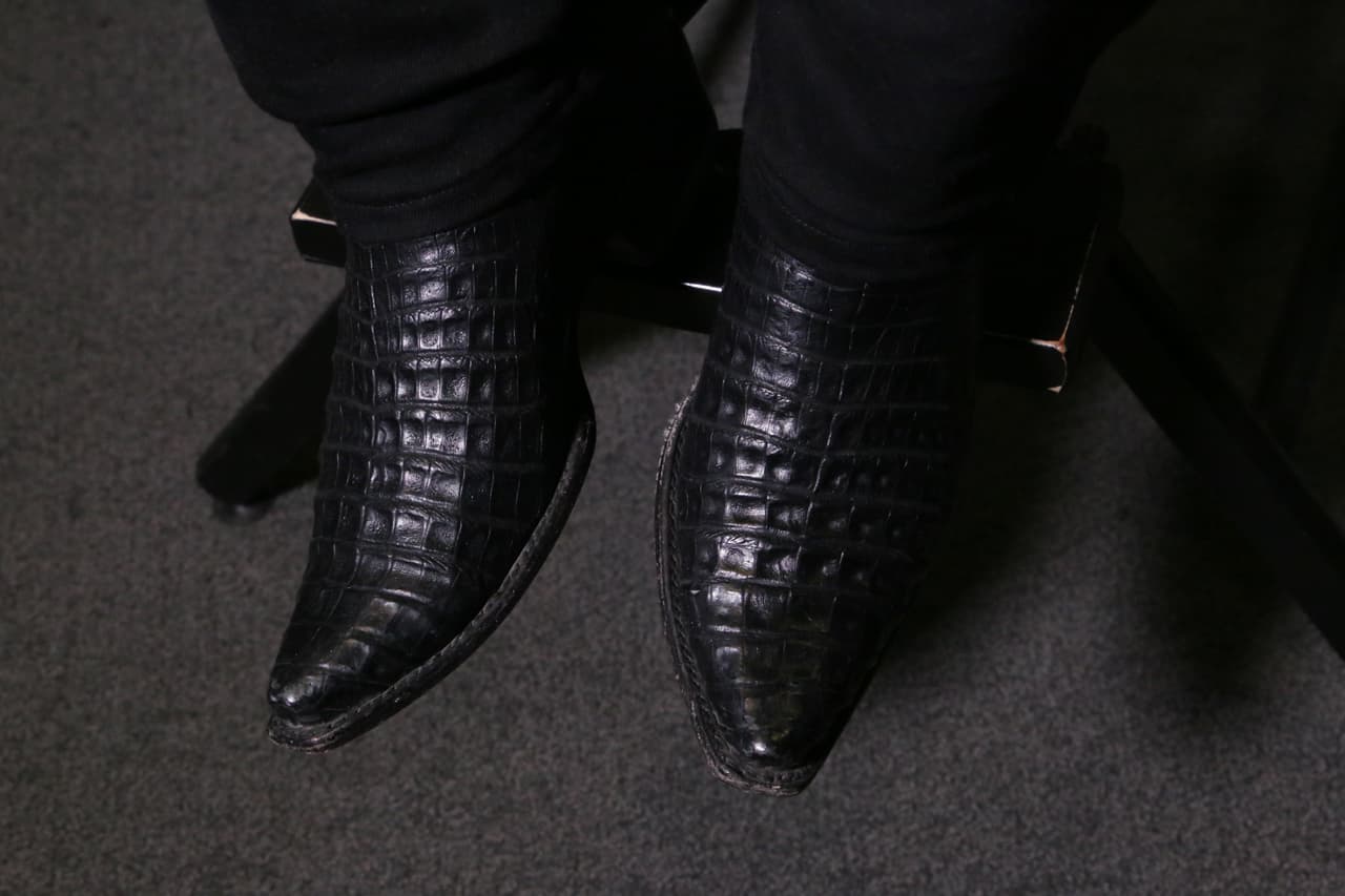 El cantante dijo que siempre le han ayudado "en las presentaciones, entrevistas, todo". A pesar de tener más de 100 pares en total, "a veces me va mejor cuando uso estas botas", confirmó
<b>Jesús</b>.