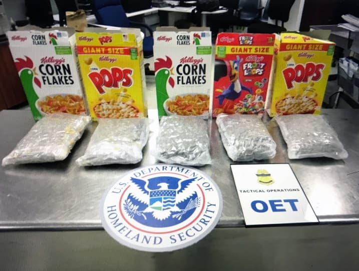 Los oficiales de la Agencia de Aduanas y Protección Fronteriza (CBP) tuvieron una semana ocupada confiscando armas, drogas y dinero, en el aeropuerto de Miami. 
<br>